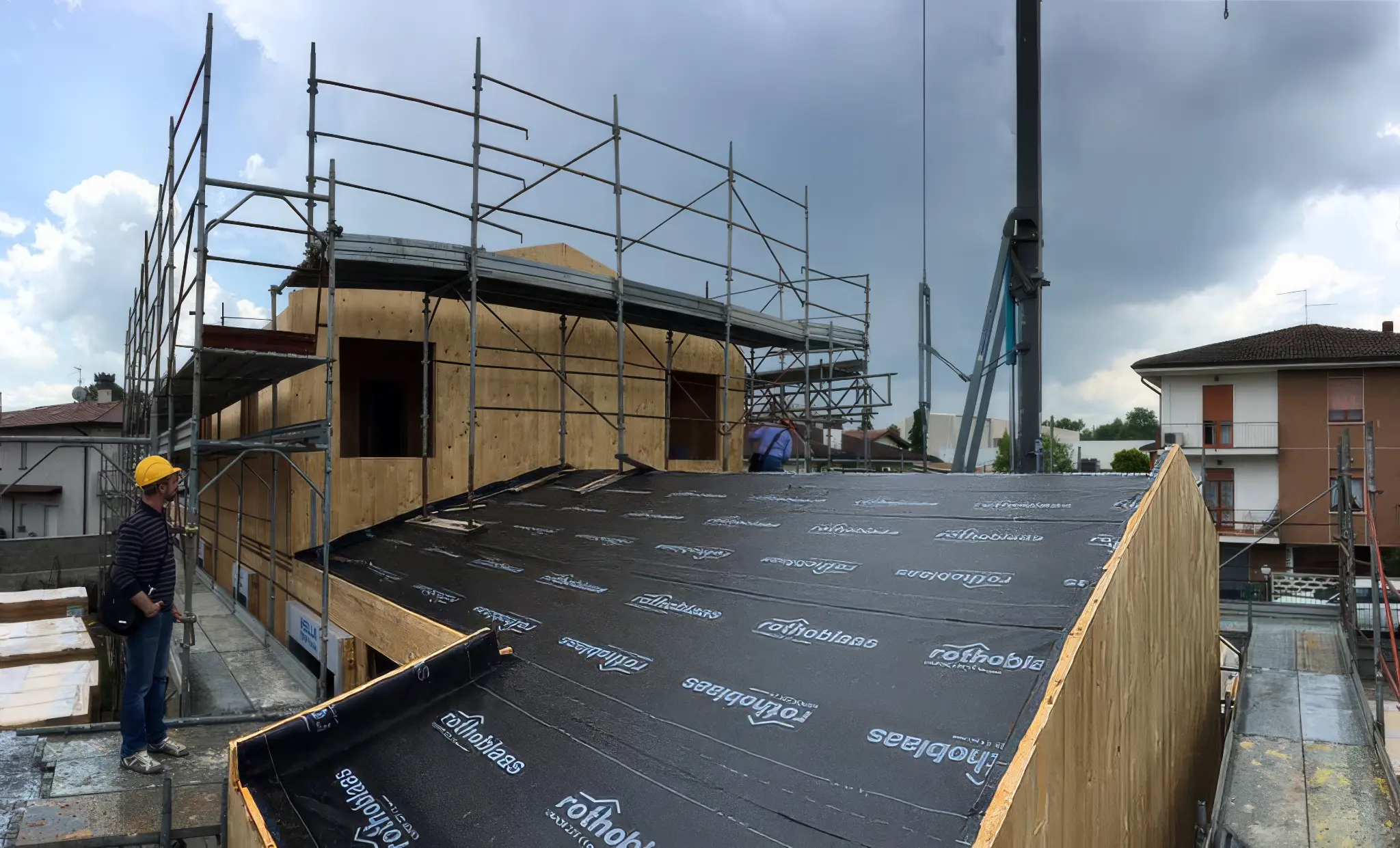 Cantiere MANINI — posa del tetto in legno